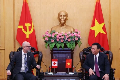 Đồng chí Nguyễn Xuân Thắng, Ủy viên Bộ Chính trị, Giám đốc Học viện Chính trị quốc gia Hồ Chí Minh, Chủ tịch Hội đồng Lý luận Trung ương tiếp và làm việc với ngài Đại sứ đặc mệnh toàn quyền Canada tại Việt Nam Shawn Perry Steil. 