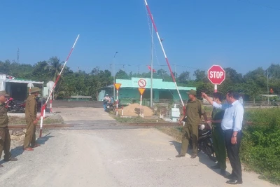 Lãnh đạo Ủy ban nhân dân xã An Phú kiểm tra, động viên kíp trực gác chắn.