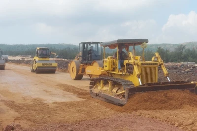 Khẩn trương đẩy nhanh tiến độ tuyến đường bộ ven biển qua huyện Tuy An.