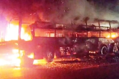 Nhiều tài sản của hành khách đã được đưa ra khỏi xe trước khi ngọn lửa bùng phát mạnh. (Ảnh: CTV)