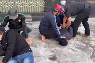 Cán bộ Đồn Biên phòng Cửa khẩu Cảng Quy Nhơn trấn áp tội phạm mua bán tàng trữ ma túy.