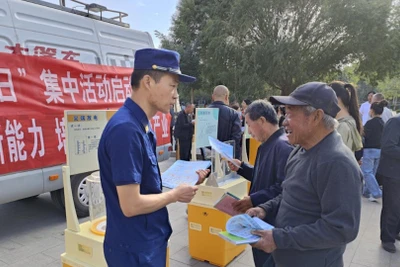 Hoạt động tuyên truyền phòng cháy, chữa cháy ở huyện Dân Cần, thành phố Vũ Uy, tỉnh Cam Túc, Trung Quốc (Ảnh: Tân Hoa Xã)