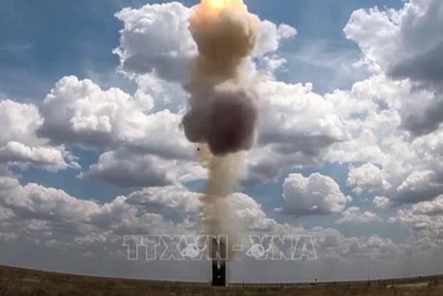 Hệ thống tên lửa phòng không S-500 được phóng thử nghiệm trong cuộc tập trận bắn đạn thật tại thao trường Kapustin Yar của Nga. (Ảnh minh họa: AFP/TTXVN)