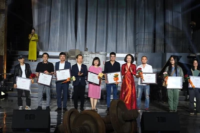 Ban tổ chức vinh danh những tập thể, cá nhân có nhiều đóng góp cho Lễ hội thành công.