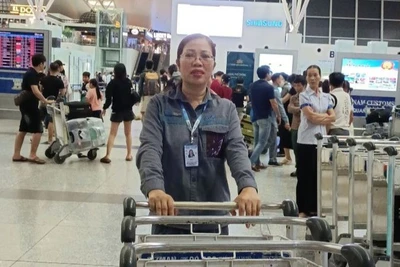 Chị Thúy, nhân viên xe đẩy sân bay Nội Bài.