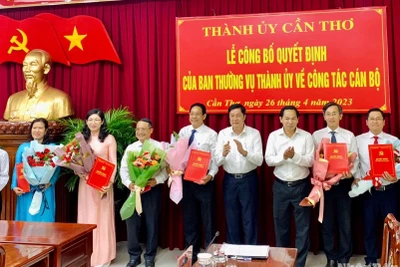 Lãnh đạo Thành ủy Cần Thơ trao các quyết định cho các bộ.