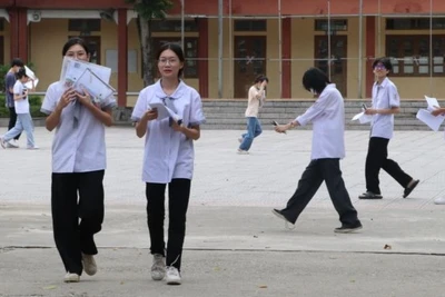 Thí sinh tại Điểm thi Trường THPT thành phố Cao Bằng (Cao Bằng) sau giờ thi môn Ngữ văn. (Ảnh: Báo Cao Bằng)