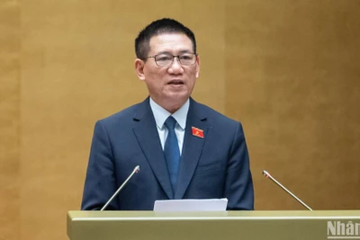 Bộ trưởng Tài chính Hồ Đức Phớc trình bày báo cáo về tình hình thực hiện ngân sách nhà nước năm 2023, dự toán ngân sách nhà nước, phương án phân bổ ngân sách trung ương năm 2024. (Ảnh: THỦY NGUYÊN)