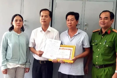 Lãnh đạo phường Xuân An tặng giấy khen đột xuất cho anh Nguyễn Trí Thành.