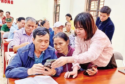 Phường Hà Phong, thành phố Hạ Long tổ chức lớp “Bình dân học vụ số” hướng dẫn công nghệ cho người dân.