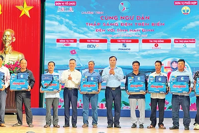 Lãnh đạo tỉnh Nam Định cùng nhà tài trợ trao bình ắc-quy, đèn led, túi thuốc và cẩm nang “Những điều cần biết về đánh bắt hải sản” tặng ngư dân.