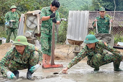 Cán bộ, chiến sĩ Đồn Biên phòng Tam Hợp (Bộ đội Biên phòng tỉnh Nghệ An) hỗ trợ nhân dân làm đường giao thông.