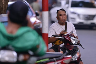 Tỷ lệ người trưởng thành ở nước ta hút thuốc lá vẫn ở nhóm cao trên thế giới. (Ảnh: THẾ ĐẠI)