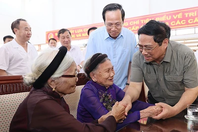 Thủ tướng Chính phủ Phạm Minh Chính thăm, tặng quà Bà mẹ Việt Nam Anh hùng tại Trung tâm Điều dưỡng Người có công Ninh Bình năm 2023. 