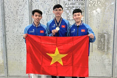 Phạm Thành Đạt, thí sinh giành Huy chương Đồng (giữa), sau lễ trao giải tại kỳ thi Kỹ năng nghề thế giới lần thứ 47, sáng 16/9. (Ảnh: Molisa)