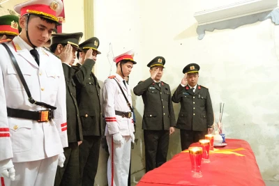 Đoàn công tác Công an tỉnh Hà Tĩnh viếng đồng chí Đại úy Trần Trung Hiếu, cán bộ Công an xã Xuân Hồng, huyện Nghi Xuân hy sinh trong khi làm nhiệm vụ vào tháng 11/20223. Đại úy Trần Trung Hiếu cũng là liệt sĩ được cấp Bằng Tổ quốc ghi công ngày 14/6/2024. (Ảnh: Công an Hà Tĩnh)