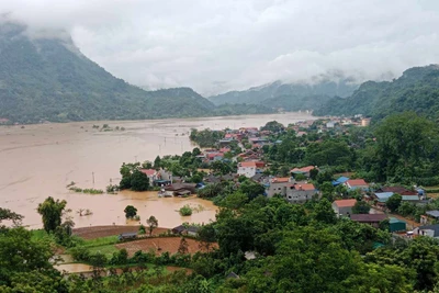 Nước lũ do ảnh hưởng của bão số 3 gây ngập cánh đồng rộng 100ha và bắt đầu gây ngập lụt tới nhà dân tại xã Nam Cường, huyện Chợ Đồn, tỉnh Bắc Kạn. (Ảnh: TUẤN SƠN)