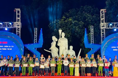 Tuyên dương điển hình tiên tiến trong công tác phòng, chống ma túy của Thủ đô. (Ảnh: VGP)