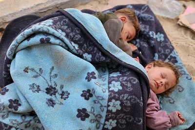 Trẻ em ngủ ngoài trời ở al-Mawasi, phía nam Dải Gaza. (Ảnh: UNICEF)