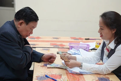 Chi trả lương hưu cho người hưởng tại Hà Nội. (Ảnh nhandan.vn)