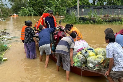 13 giờ ngày 10/9/2024, lực lượng chức năng hỗ trợ đưa người dân, tài sản tại khu vực ngập lụt ven sông Hồng thuộc phường Yên Phụ, quận Tây Hồ đến khu vực an toàn. (Ảnh: THỦY NGUYÊN)
