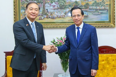 Bộ trưởng Lao động-Thương binh và Xã hội Đào Ngọc Dung tiếp Chủ tịch Cơ quan Hợp tác quốc tế Hàn Quốc. (Ảnh: Molisa)