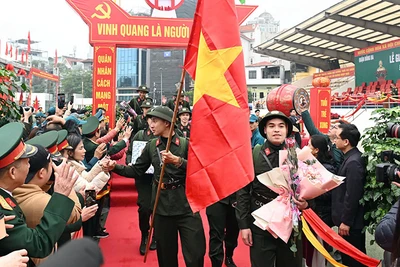 Các tân binh quận Đống Đa (Hà Nội) trong ngày nhập ngũ. (Ảnh THẾ ĐẠI)