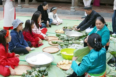 Các em nhỏ được trải nghiệm gói bánh chưng tại Bảo tàng Dân tộc học Việt Nam.