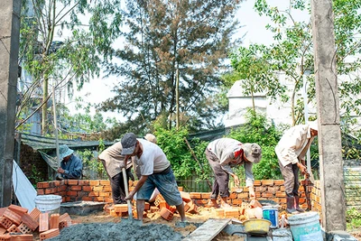 Hội viên Hội Nông dân xã Hòa Tiến xây nhà cho em Nguyễn Văn Việt.