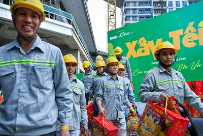 Công nhân phấn khởi khi được nhận quà Tết từ Chương trình "Xây Tết 2025" của Báo Nhân Dân. (Ảnh: THÀNH ĐẠT)