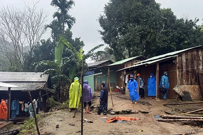 Đoàn công tác của Trung tâm Kiểm soát bệnh tật tỉnh Quảng Nam và Trung tâm Y tế huyện Nam Trà My đến nhà vận động người dân ở xã Trà Leng đưa trẻ bị bệnh đến cơ sở y tế điều trị.