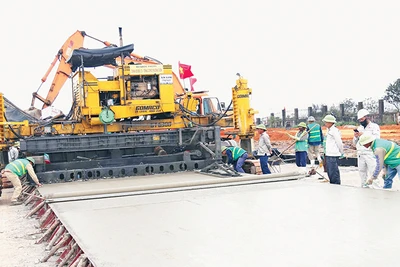 Tổng công ty xây dựng Trường Sơn thi công sân đỗ máy bay Cảng hàng không Đồng Hới.