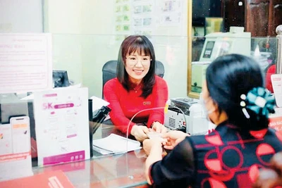 Khách hàng giao dịch tại Ngân hàng Agribank trên địa bàn Thành phố Hồ Chí Minh. (Ảnh CTV) 