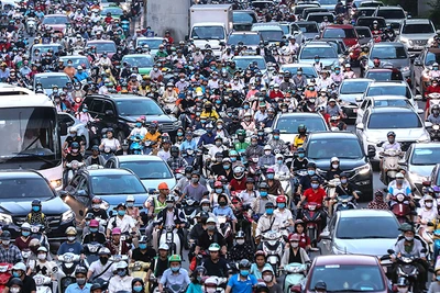 Xe gắn máy hiện là phương tiện đi lại chủ yếu của người dân Việt Nam. (Ảnh SƠN TÙNG)