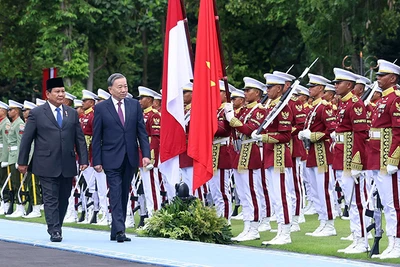 Tổng Bí thư Tô Lâm và Tổng thống Indonesia Prabowo Subianto duyệt đội danh dự. (Ảnh TTXVN)