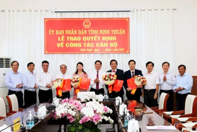 Lãnh đạo ủy ban nhân tỉnh cùng lãnh đạo Đài Phát thanh và Truyền hình tỉnh; Sở Y tế tặng hoa chúc mừng 4 cán bộ vừa được bổ nhiệm giữ các chức vụ chủ chốt của đơn vị, ngành mình.