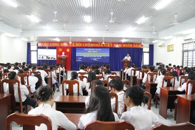 Quang cảnh buổi tuyên truyền tại Trường THPT Nguyễn Trãi.