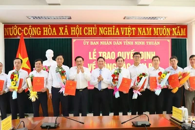 Lãnh đạo Ủy ban nhân dân tỉnh Ninh Thuận trao quyết định bổ nhiệm chức vụ lãnh đạo chủ chốt sau khi hợp nhất các sở, ngành cho những cán bộ được bổ nhiệm. (Ảnh: NGUYỄN TRUNG)
