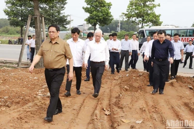 Thủ tướng Chính phủ Phạm Minh Chính khảo sát dự án đường Vành đai 3 đoạn qua Bình Dương tại thành phố Thuận An. 