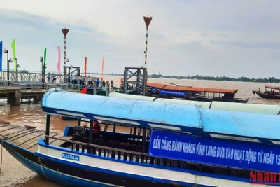 Những vị khách đầu tiên phấn khởi đi du lịch tại bến tàu khách du lịch Vĩnh Long. (Ảnh: BÁ DŨNG)