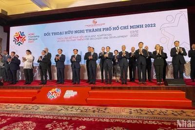 Các đại biểu dự Hội nghị chụp ảnh chung với lãnh đạo Thành Phố Hồ Chí Minh.