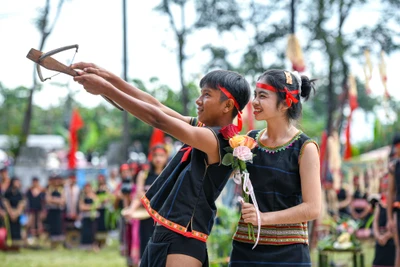 Nam nữ thanh niên Ba na. (Ảnh: Thành Đạt)