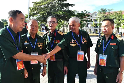 Các đại biểu gặp gỡ tại Hội nghị biểu dương người có công tiêu biểu toàn quốc năm 2023. (Ảnh: NGUYỄN ĐĂNG)