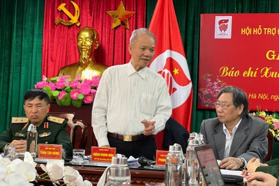 Chủ tịch Hội Hỗ trợ gia đình liệt sĩ Việt Nam, Trung tướng Hoàng Khánh Hưng chia sẻ thông tin tại buổi họp báo. 