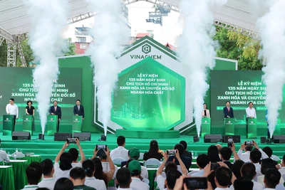 Các đại biểu thực hiện nghi thức bấm nút ra mắt bộ sản phẩm hàng tiêu dùng Vinachem và dàn giao dịch thương mại điện tử VinachemMart