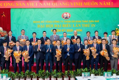 Lãnh đạo Petrovietnam chụp ảnh cùng Ban chấp hành Đảng bộ Tổng công ty Thăm dò khai thác dầu khí nhiệm kỳ 2025-2030.