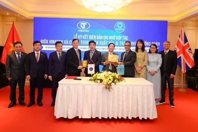 Lãnh đạo hai tập đoàn chứng kiến lễ ký biên bản và trao tặng phẩm lưu niệm