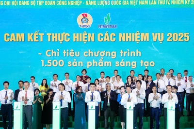Các đại biểu thực hiện nghi thức phát động Tháng công nhân, Tháng hành động an toàn vệ sinh lao động năm 2025 (sự kiện mở đầu chuỗi các hoạt động chào mừng kỷ niệm 50 năm thành lập Petrovietnam).