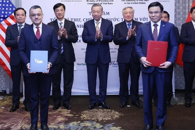 Tổng Bí thư, Chủ tịch nước Tô Lâm chứng kiến lễ trao thỏa thuận hợp tác giữa PVN và Công ty Kellog Brown & Root.