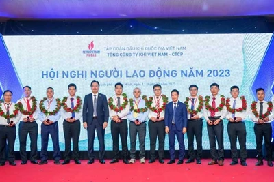Lãnh đạo PV GAS tôn vinh, khen thưởng người lao động.